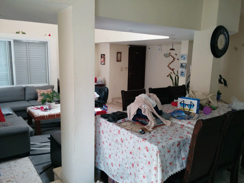 סלון הבית לפני תהליך פיצול הדירה ושיפוצה
