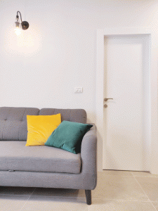 פיצול דירת Airbnb - עיצוב נקי בדירה מפוצלת | צילום: עדי בן-דוד