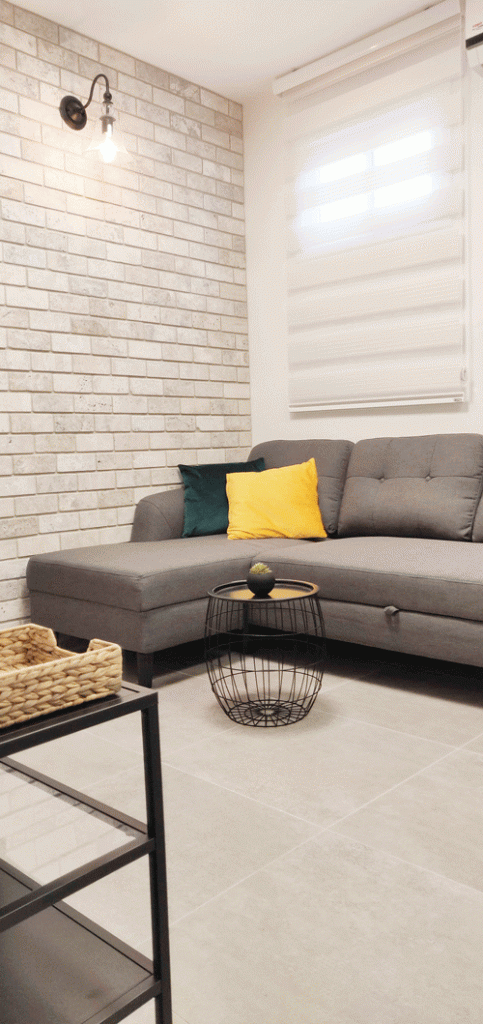 פיצול דירת Airbnb -   דירה מפוצלת בה קיר בודד בכל חדר מגורים חופה באבן טרוורטין טבעית | צילום: עדי בן-דוד 
