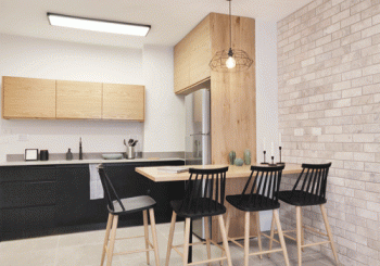 פיצול דירת Airbnb - גוף תאורה גאומטרי מעל פינת האוכל באחת הדירות המפוצלות | צילום: עדי בן-דוד