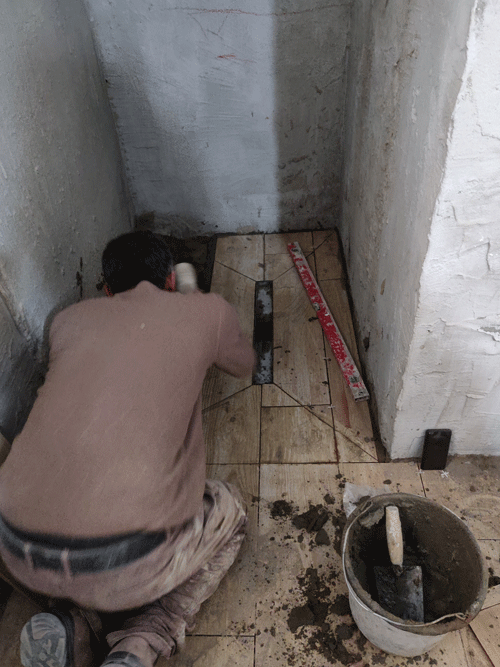 מקלחת בדירת 4 חדרים בכפר סבא - במהלך השיפוץ