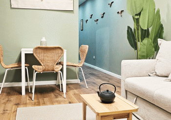 נגיעות עיצוב, צמחיה טבעית וריהוט קליל הופכים את המרתף לחדר מלון